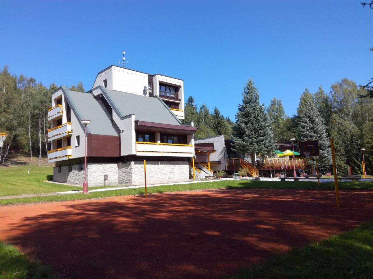 Hotel ČESKÁ FARMA Dolni Dvur Exterior foto