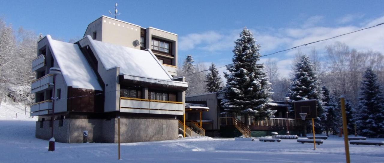Hotel ČESKÁ FARMA Dolni Dvur Exterior foto